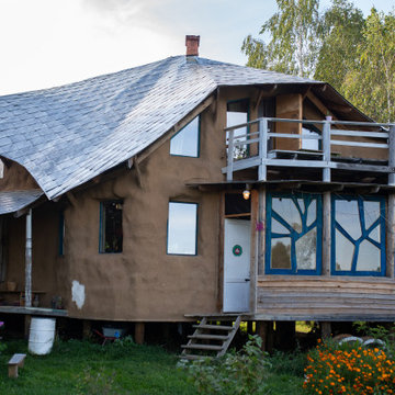 В гостях: Соломенный дом с русской печью