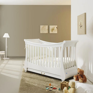 Tulip adjustable height baby crib by Pali