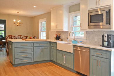 Example of a kitchen design in Charleston