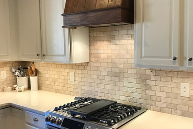 Open concept kitchen - mid-sized traditional l-shaped open concept kitchen idea in Orlando with raised-panel cabinets and a peninsula