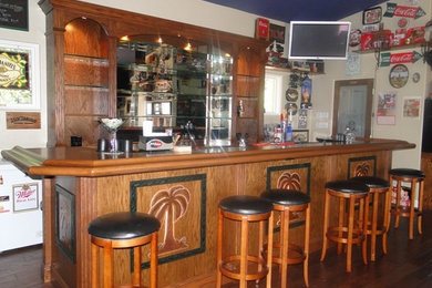 Example of a classic home bar design in San Francisco