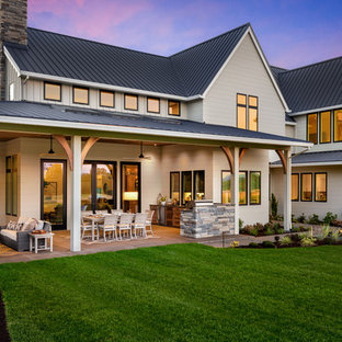 Geräumiges, Zweistöckiges, Graues Landhausstil Einfamilienhaus mit Holzfassade, Satteldach und Blechdach in Portland