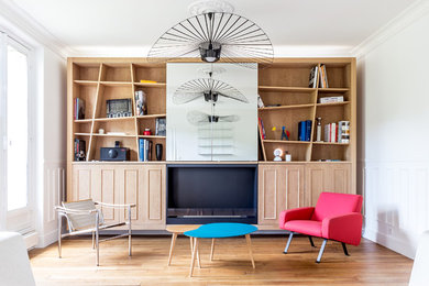Idées déco pour un salon contemporain de taille moyenne et ouvert avec une bibliothèque ou un coin lecture, un mur blanc, parquet clair, cheminée suspendue, un manteau de cheminée en métal, un téléviseur dissimulé et un sol marron.