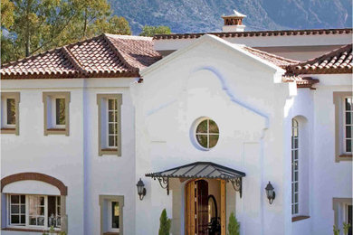 Diseño de fachada de casa blanca y roja de estilo de casa de campo grande de tres plantas con tejado de teja de barro