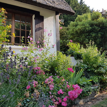 Massifs en pied de la terrasse dallée de la chaumière normande