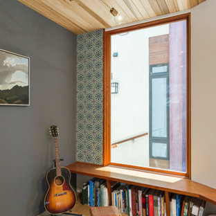 Foto di un piccolo soggiorno chiuso con pareti bianche, pavimento in bambù, nessun camino, parete attrezzata e pavimento beige