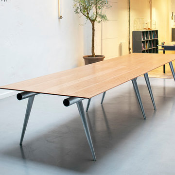 Tables de conférence en multiligne Baubuche et acier galbanisé.