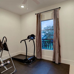 ヒューストンの大きいトラディショナルスタイルのおしゃれな多目的ジム (白い壁、レンガの床、白い床) の写真