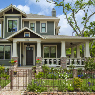 ヒューストンのトラディショナルスタイルのおしゃれな二階建ての家の写真