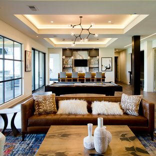 カンザスシティの巨大なコンテンポラリースタイルのおしゃれな地下室 (半地下 (ドアあり)、ベージュの壁、無垢フローリング、茶色い床) の写真