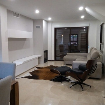 Zona de salón reformada y amueblada.