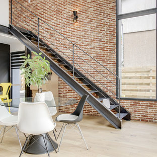 ナントのインダストリアルスタイルのLDKの画像 (赤い壁、淡色無垢フローリング、ベージュの床)