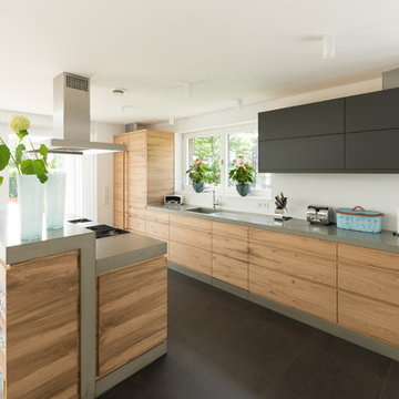 Moderne Küche mit Beton-Arbeitsplatte