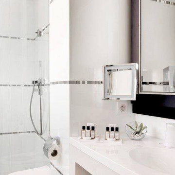 Contemporary bathroom with metallic mosaic ribbon