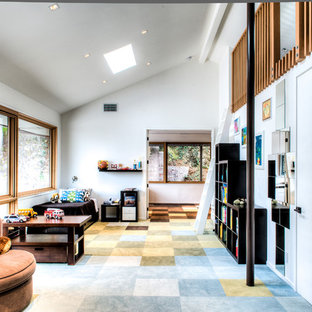 Idéer för mellanstora retro sovloft, med skiffergolv, flerfärgat golv och vita väggar