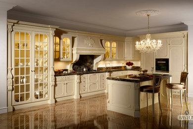 Design ideas for a traditional kitchen in Venice.