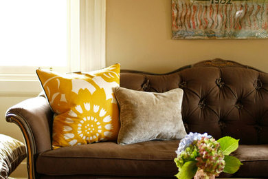Example of an eclectic living room design in Charleston