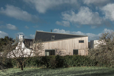 他の地域にある高級な中くらいなコンテンポラリースタイルのおしゃれな家の外観 (混合材屋根) の写真