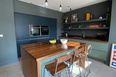Kitchen - modern kitchen idea in Cardiff