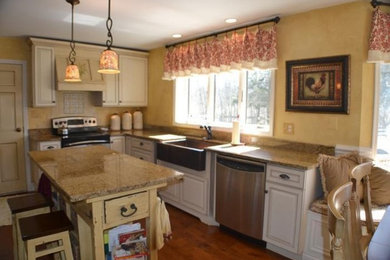 Country kitchen photo in Cincinnati with a farmhouse sink