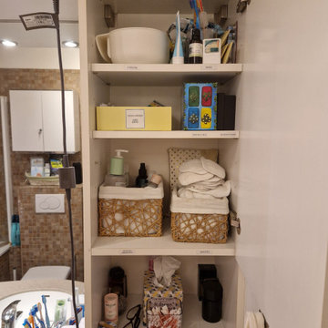 Réorganisation d'une salle de bain claire et pratique
