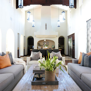 Imagen de salón para visitas abierto, mediterráneo, extra grande, con paredes blancas y suelo de madera oscura
