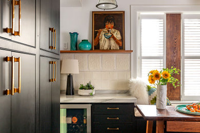 ワシントンD.C.にあるトランジショナルスタイルのおしゃれなキッチン (フラットパネル扉のキャビネット、黒いキャビネット、珪岩カウンター、ベージュキッチンパネル、青いキッチンカウンター) の写真