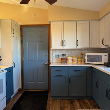 Starmark Roseville Kitchen in Wings and Capri