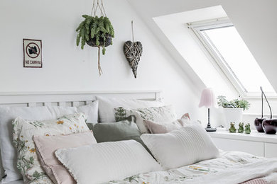 Mid-sized scandinavian bedroom in Copenhagen with white walls.