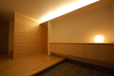 Ejemplo de hall de estilo zen grande con paredes blancas, suelo de contrachapado, puerta corredera, puerta de madera oscura y suelo beige