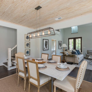 バーミングハムの中サイズのトランジショナルスタイルのLDKの画像 (グレーの壁、濃色無垢フローリング)