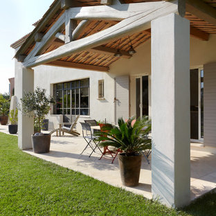 マルセイユのモダンスタイルのおしゃれな前庭のテラス (コンテナガーデン、天然石敷き、オーニング・日よけ) の写真