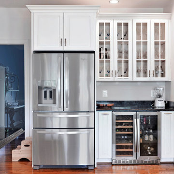 White Laminate Kitchen with Mudroom in Darnestown, MD
