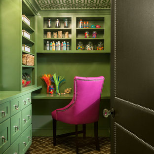 Aménagement d'une petite arrière-cuisine classique avec un sol marron, des portes de placards vertess, une crédence verte et un plan de travail vert.