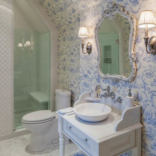 Shabby-Style Badezimmer mit Aufsatzwaschbecken und bunten Wänden in Toronto