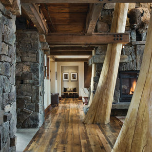 Inspiration för en rustik hall, med mörkt trägolv och brunt golv