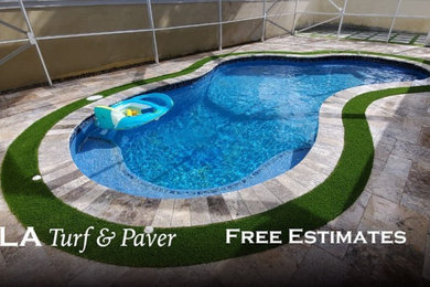 Imagen de piscina tradicional grande tipo riñón en patio trasero con paisajismo de piscina y suelo de hormigón estampado