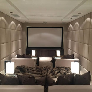 Diseño de cine en casa cerrado, actual, pequeño, con moqueta, pantalla de proyección y suelo beige