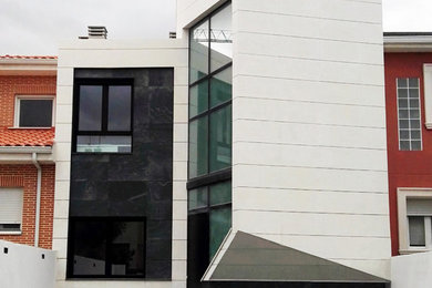 Imagen de fachada de casa bifamiliar blanca contemporánea