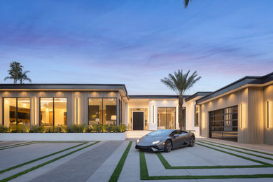 Inspiration for a large modern front yard concrete paver landscaping in Los Angeles.