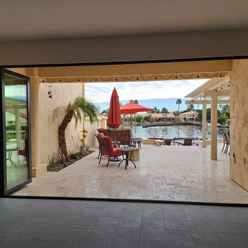 PANORAMIC DOOR WITH SCREEN ON THE LAKE