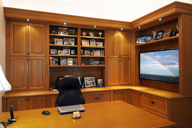 Inspiration for a craftsman home office remodel in Los Angeles