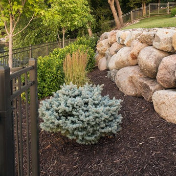 Privacy Hedge – Private Lakeside Paradise