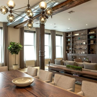 На фото: огромная гостиная-столовая в современном стиле с бежевыми стенами и светлым паркетным полом без камина с