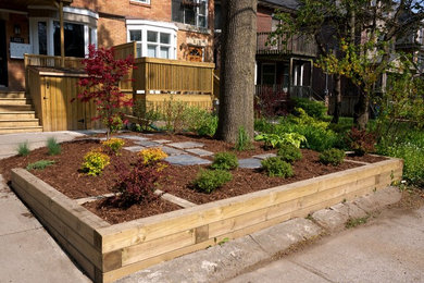 Inspiration for a contemporary landscaping in Toronto.