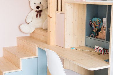 Cette image montre une chambre d'enfant design avec un mur rose, parquet peint, un sol blanc et un lit mezzanine.