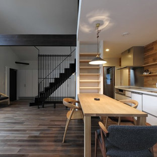 他の地域のコンテンポラリースタイルのLDKの画像 (白い壁、濃色無垢フローリング、茶色い床)