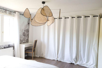 Foto de dormitorio tipo loft y blanco y madera tropical de tamaño medio sin chimenea con paredes blancas, suelo de madera oscura, suelo marrón, machihembrado y papel pintado