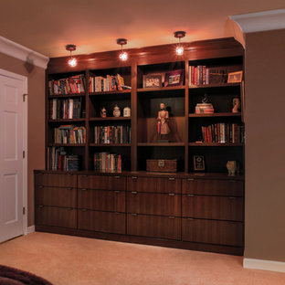 Ispirazione per un'ampia camera matrimoniale etnica con pareti marroni, moquette, camino classico e cornice del camino piastrellata