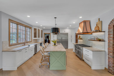 Home design - farmhouse home design idea in New York